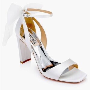 Badgley Mischka Kim Heels Size 8 White